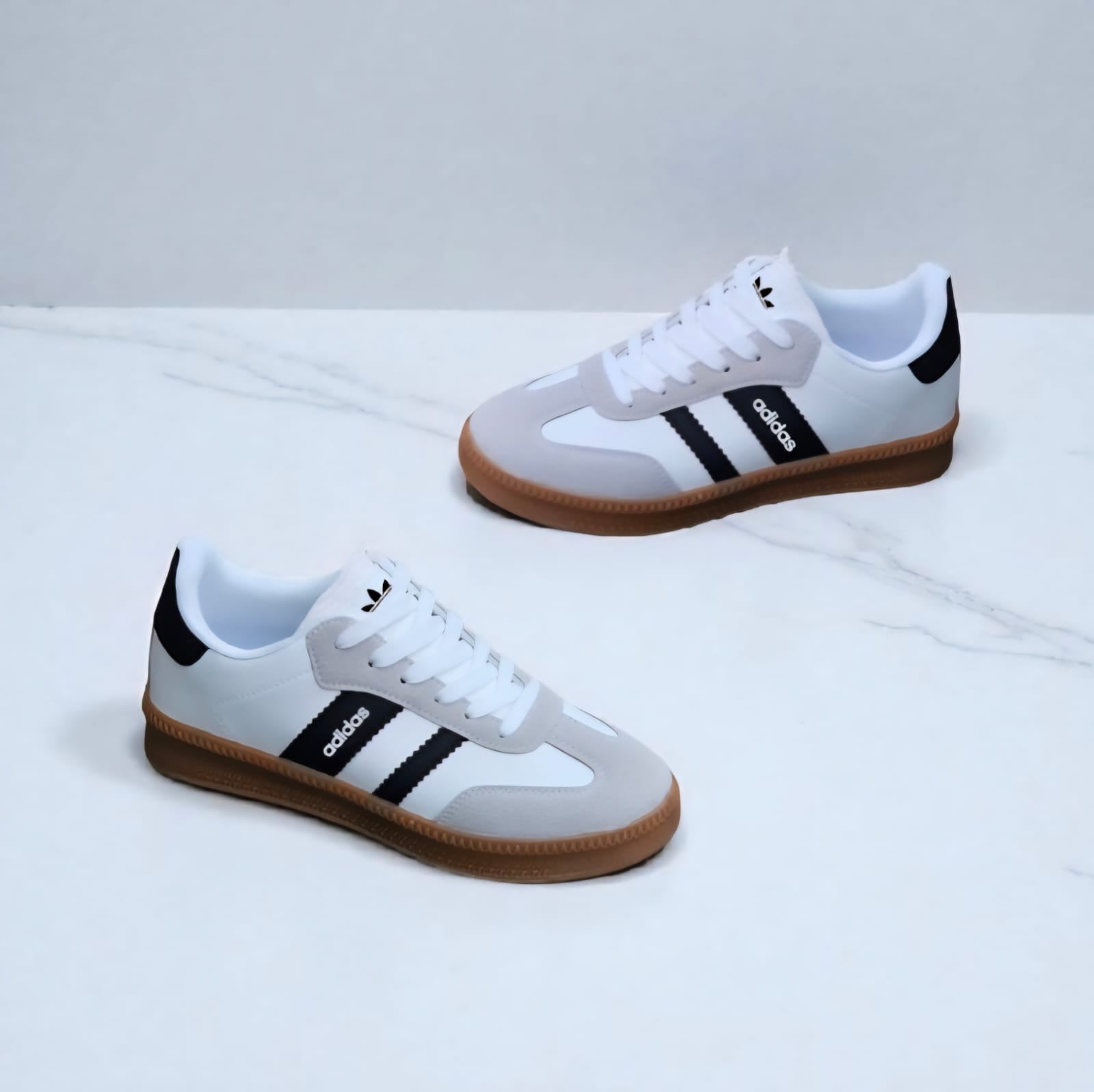 Tenis branco/cinza sola cor novidade