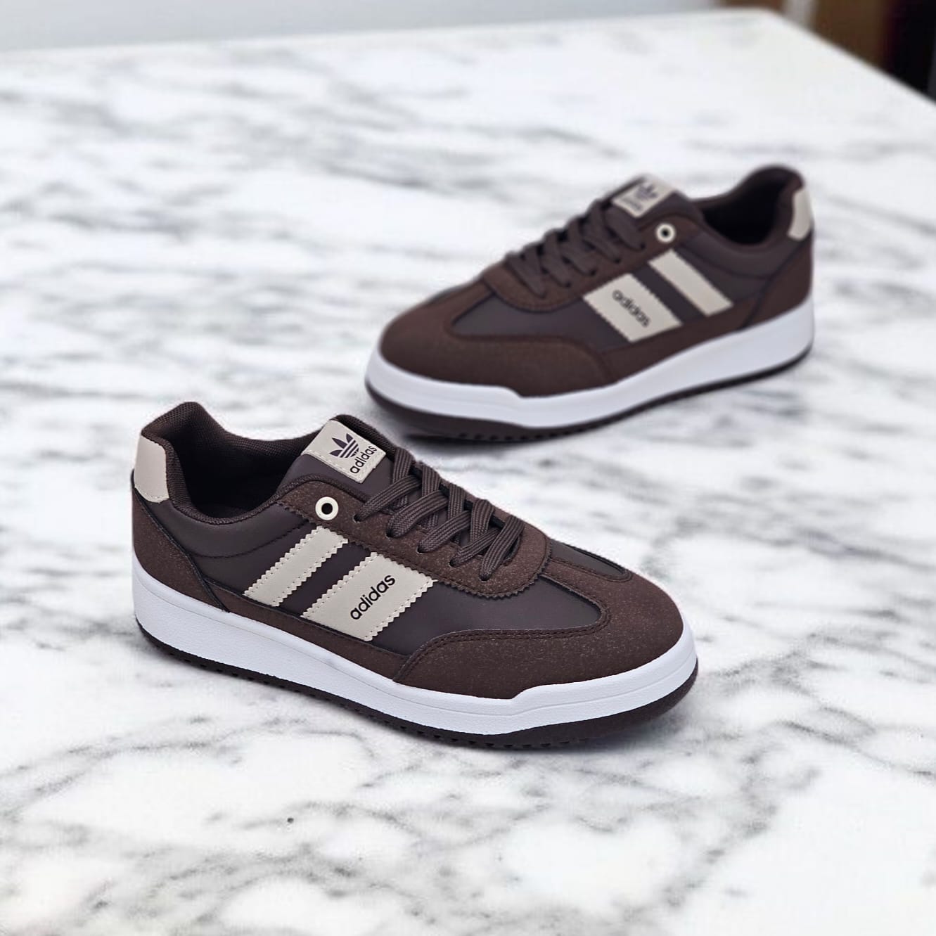 Tenis adids castanho